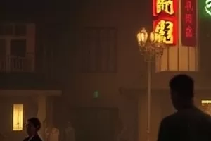 《沙漠公路养护队》画面,公路边缘的沙障与作业车