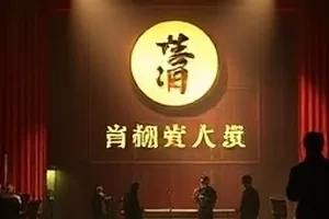 《山顶气象站》画面,百叶箱与被风吹斜的测风杆